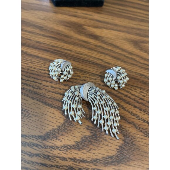 Crown Trifari faux pearl spray brooch and matching earrings vintage - Picture 6 of 7